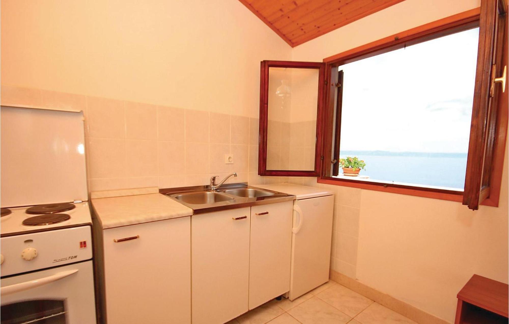 Gorgeous Apartment In Prigradica With Kitchen ภายนอก รูปภาพ