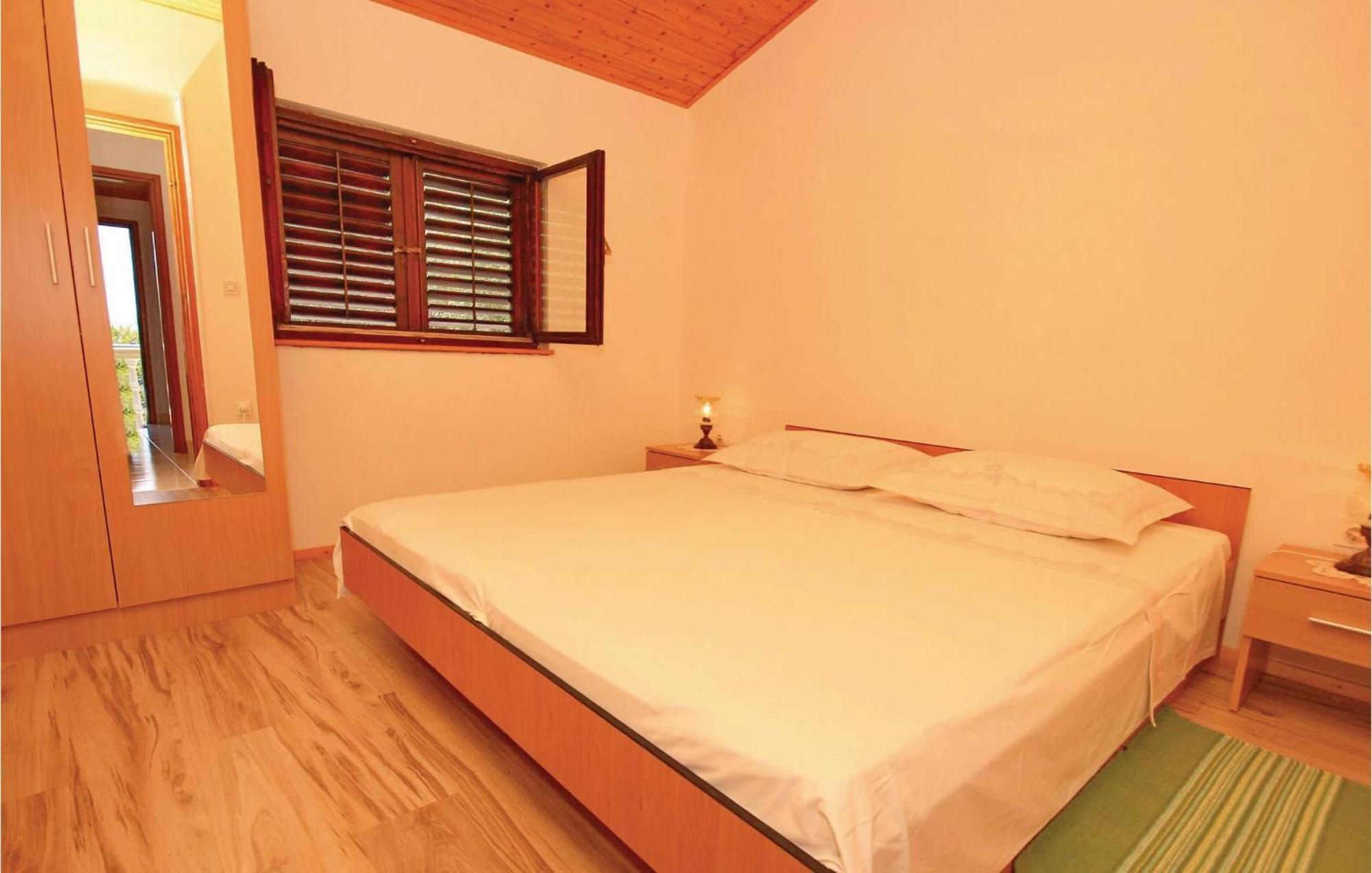 Gorgeous Apartment In Prigradica With Kitchen ภายนอก รูปภาพ