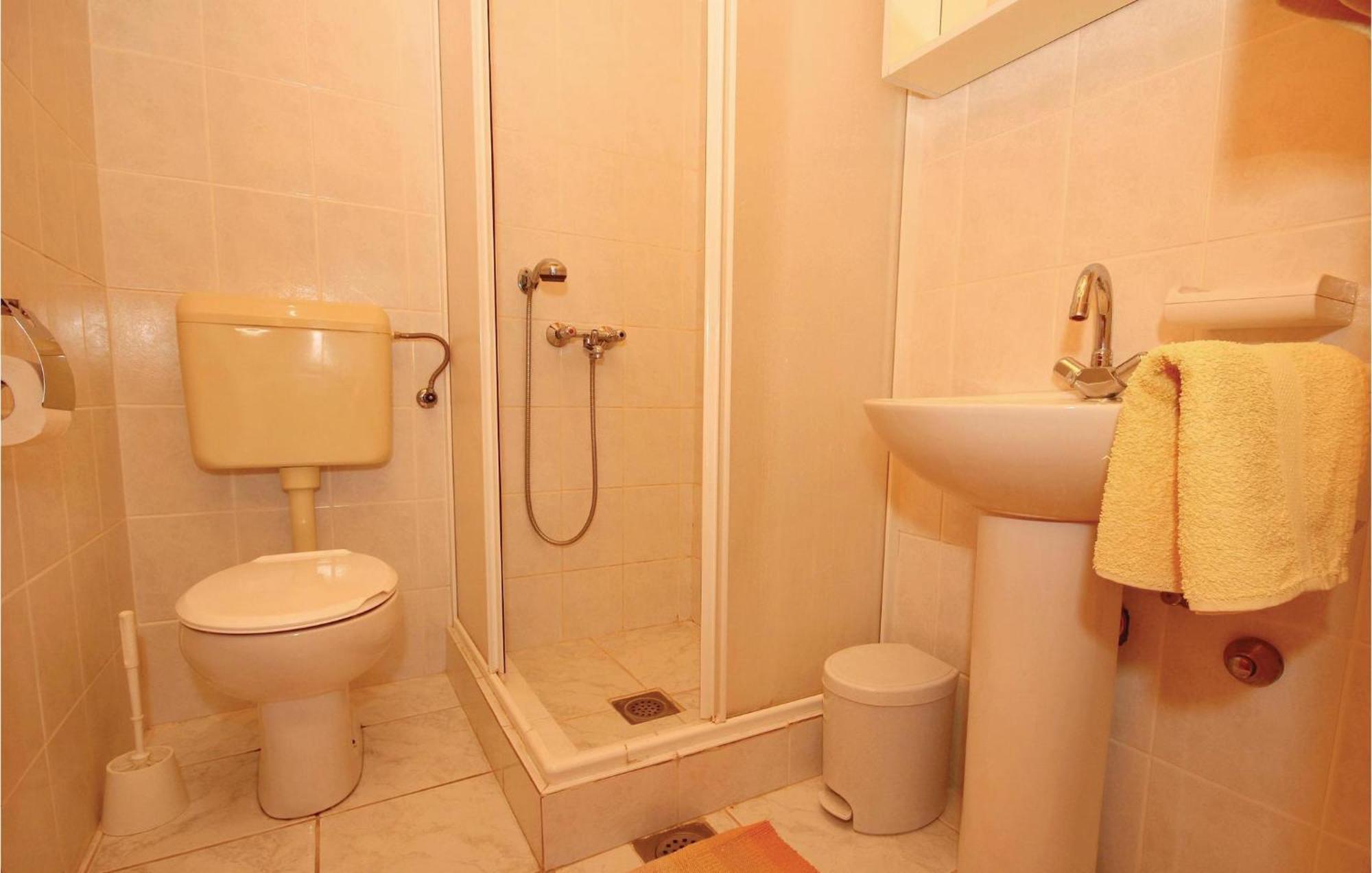 Gorgeous Apartment In Prigradica With Kitchen ภายนอก รูปภาพ
